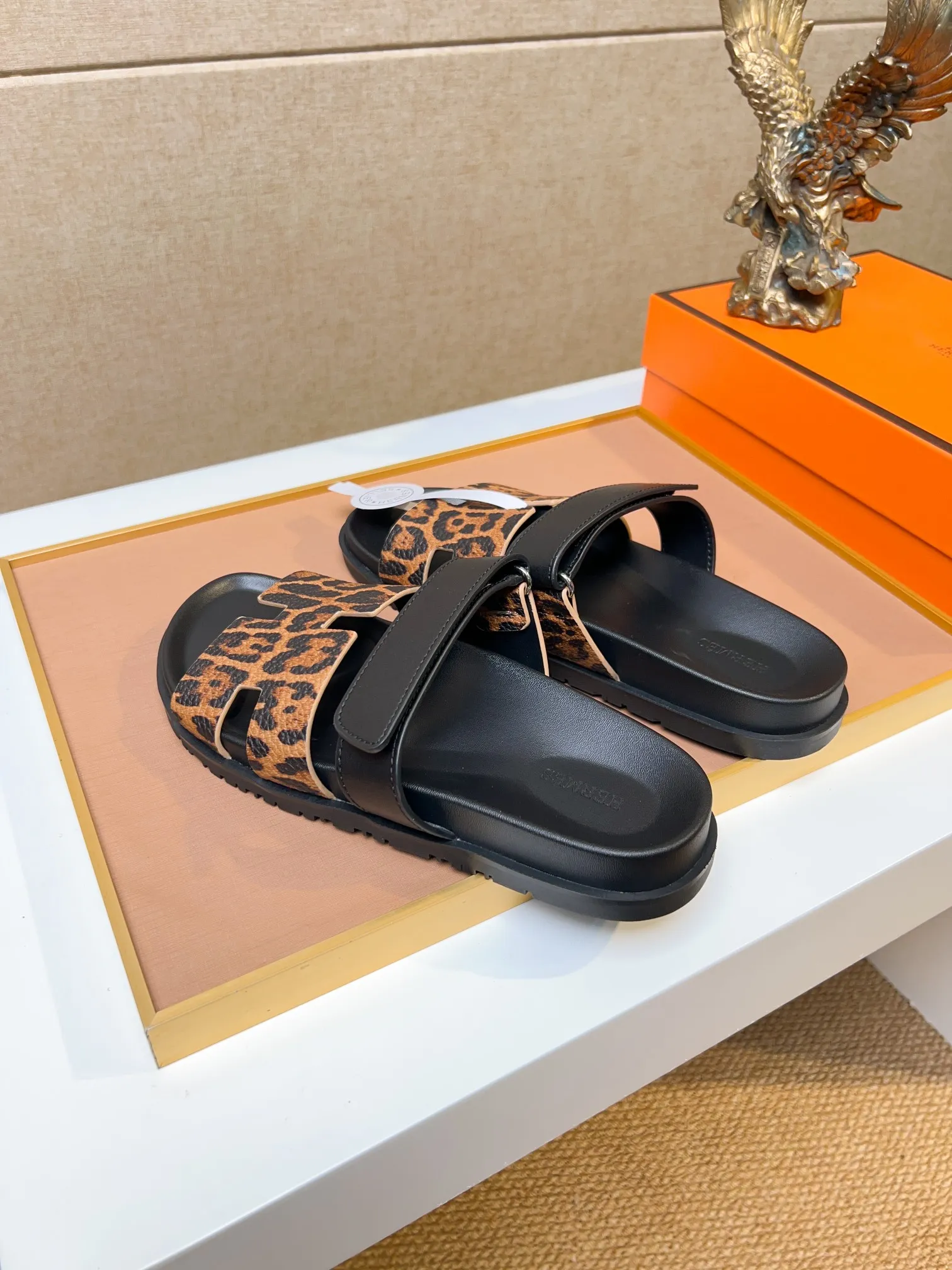 Men's clothing and shoes 💰340 💅💅💅 new arrival. Hermes Hermes official website latest counter synchronized new oran color leather H slippers, the original Paris version flew back to the original model and opened the mold to make it perfectly🍌The highest quality Sincerity, you can enter and leave the counter at will [Deyi] The upper is made of original customized  colored palm prints, crocodile print, ostrich print, colored cow leather, colored cow suede, 🤔 horse hair, 🥳 colored diamonds, 🥰 3D printing, and other genuine leather slippers, imported cow pattern foot pad lining, Italian  latest original genuine leather combination outsole Code number: 38-48 (customized at 46.47.48) Can be made into picture combination sole with genuine leather pattern and ordinary molded outsole